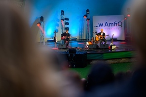 Koncert: Skubas - Duet Akustycznie - Na amfiteatralnej scenie grający na gitarach Marcin Grabiński i Skubas