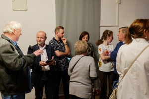 Wernisaże dzień po dniu: Bożena Kaczmarczyk / Jarosław Wrona - Publiczność podczas otwarcia wystawy.