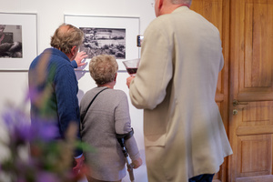 Wernisaże dzień po dniu: Bożena Kaczmarczyk / Jarosław Wrona - Publiczność oglądająca wystawę.