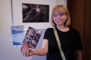 Wernisaże dzień po dniu: Bożena Kaczmarczyk / Jarosław Wrona - Publiczność oglądająca wystawę.