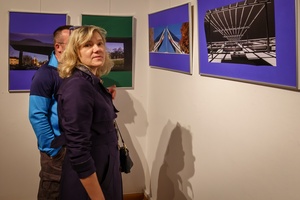 Wernisaże dzień po dniu: Gabriela Półkoszek / Jan Pękala - Publiczność oglądająca wystawę.