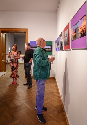 Wernisaże dzień po dniu: Gabriela Półkoszek / Jan Pękala - Publiczność oglądająca wystawę.