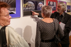 Wernisaże dzień po dniu: Gabriela Półkoszek / Jan Pękala - Publiczność oglądająca wystawę.