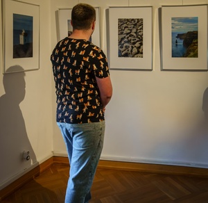 Wernisaże dzień po dniu: Gabriela Półkoszek / Jan Pękala - Publiczność oglądająca wystawę.