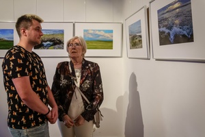 Wernisaże dzień po dniu: Gabriela Półkoszek / Jan Pękala - Publiczność oglądająca wystawę.