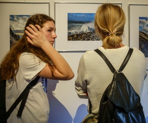 Wernisaże dzień po dniu: Gabriela Półkoszek / Jan Pękala - Publiczność oglądająca wystawę.