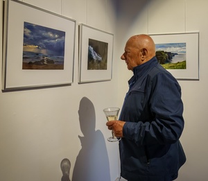 Wernisaże dzień po dniu: Gabriela Półkoszek / Jan Pękala - Publiczność oglądająca wystawę.