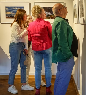 Wernisaże dzień po dniu: Gabriela Półkoszek / Jan Pękala - Publiczność oglądająca wystawę.