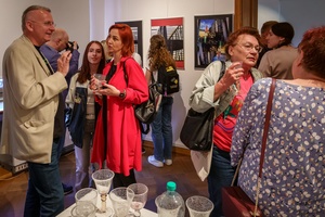 Wernisaże dzień po dniu: Gabriela Półkoszek / Jan Pękala - Publiczność oglądająca wystawę.