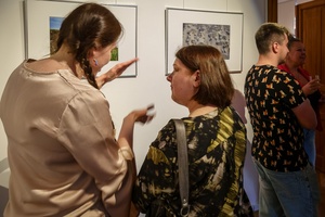 Wernisaże dzień po dniu: Gabriela Półkoszek / Jan Pękala - Publiczność oglądająca wystawę.