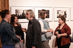 Wernisaże dzień po dniu: Ewa Serafińska / Rafał Koścień - Publiczność oglądająca wystawę.