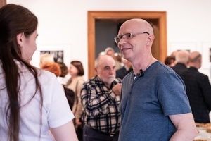 Wernisaże dzień po dniu: Ewa Serafińska / Rafał Koścień - Publiczność oglądająca wystawę.