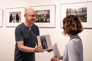 Wernisaże dzień po dniu: Ewa Serafińska / Rafał Koścień - Publiczność oglądająca wystawę.