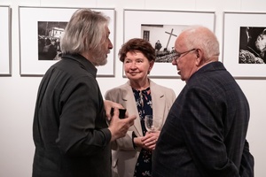 Wernisaże dzień po dniu: Ewa Serafińska / Rafał Koścień - Publiczność oglądająca wystawę.