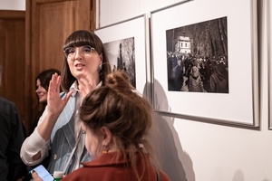 Wernisaże dzień po dniu: Ewa Serafińska / Rafał Koścień - Publiczność oglądająca wystawę.