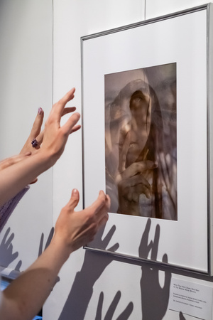 Wernisaże dzień po dniu: Ewa Serafińska / Rafał Koścień - Publiczność oglądająca wystawę.