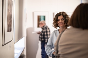 Wernisaże dzień po dniu: Ewa Serafińska / Rafał Koścień - Publiczność oglądająca wystawę.