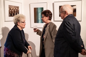 Wernisaże dzień po dniu: Ewa Serafińska / Rafał Koścień - Publiczność oglądająca wystawę.