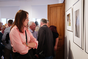 Wernisaże dzień po dniu: zbiorowa wystawa uczestników grupy otwARTej Pracowni Fotograficznej - Publiczność oglądająca wystawę.