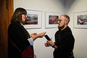 Wernisaże dzień po dniu: zbiorowa wystawa uczestników grupy otwARTej Pracowni Fotograficznej - Publiczność oglądająca wystawę.