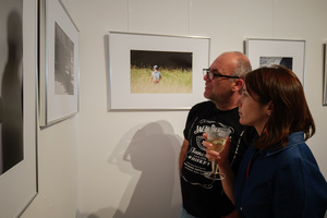 Wernisaże dzień po dniu: zbiorowa wystawa uczestników grupy otwARTej Pracowni Fotograficznej - Publiczność oglądająca wystawę.