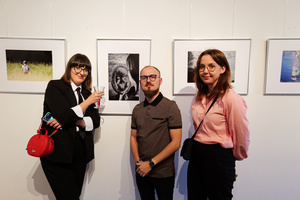 Wernisaże dzień po dniu: zbiorowa wystawa uczestników grupy otwARTej Pracowni Fotograficznej - Publiczność oglądająca wystawę.