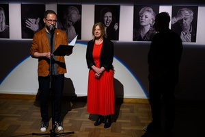 Wernisaż wystawy fotografii Inki Rosochy "Nie mogę na to patrzeć" - Marcin Dąbek witający autorkę wystawy Inkę Rosochę