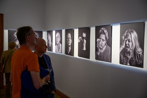 Wernisaż wystawy fotografii Inki Rosochy "Nie mogę na to patrzeć" - Publiczność podziwiająca wystawę