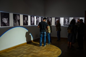 Wernisaż wystawy fotografii Inki Rosochy "Nie mogę na to patrzeć" - Publiczność podziwiająca wystawę