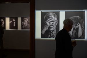 Wernisaż wystawy fotografii Inki Rosochy "Nie mogę na to patrzeć" - Publiczność podziwiająca wystawę