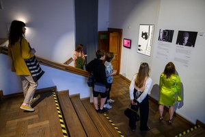 Wernisaż wystawy fotografii Inki Rosochy "Nie mogę na to patrzeć" - Publiczność podziwiająca wystawę