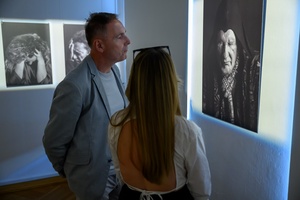 Wernisaż wystawy fotografii Inki Rosochy "Nie mogę na to patrzeć" - Publiczność podziwiająca wystawę