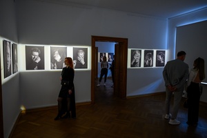 Wernisaż wystawy fotografii Inki Rosochy "Nie mogę na to patrzeć" - Publiczność podziwiająca wystawę