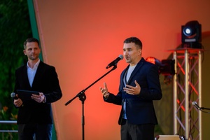 38. TNF - Dzień 1 (31.05.2024) - Na amfiteatralnej scenie przemawiający dyr. artystyczny 38. TNF Kuba Armata