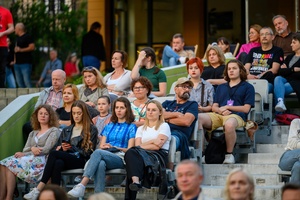 38. TNF - Dzień 1 (31.05.2024) - Amfiteatralna publiczność w oczekiwaniu na koncert Tomka Ziętka