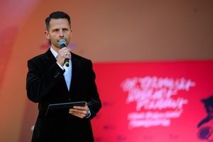 38. TNF - Dzień 1 (31.05.2024) - Na scenie Sebastian Szafarz w roli konferansjera koncertu otwarcia