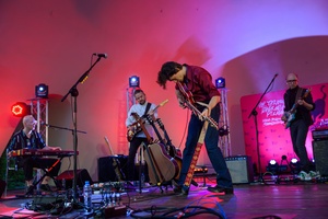 38. TNF - Dzień 1 (31.05.2024) - Na amfiteatralnej scenie grający na gitarze Tomek Ziętek, w tle gitarzysta Marcin Gałązka