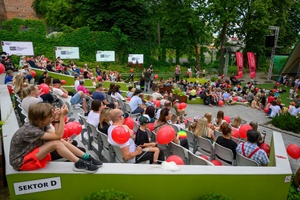38. TNF - Dzień 2 (1.06.2024) - Publiczność licznie wypełniająca widownię Amfiteatru w oczekiwaniu na spektakl dla dzieci