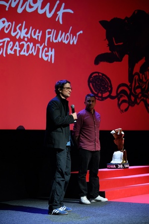 38. TNF - Dzień 2 (1.06.2024) - Na scenie reżyser filmu "Skąd dokąd" Maciej Hamela zapraszający widzów na film