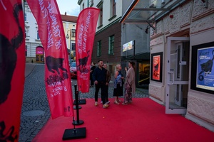 38. TNF - Dzień 2 (1.06.2024) - Widzowie przybywający na Marzenie na projekcję konkursową "Skąd dokąd"