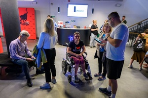 38. TNF - Dzień 3 (2.06.2024) - Festiwalowa publiczność w oczekiwaniu na film w holu Marzenia