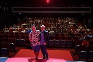 38. TNF - Dzień 3 (2.06.2024) - Na scenie operator Piotr Sobociński Jr. i Mikołaj Trzaska na tle widowni przybyłej na film "Kos"