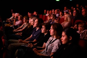 38. TNF - Dzień 3 (2.06.2024) - Widzowie w sali Marzenia w oczekiwaniu na projekcję filmu "Kos"