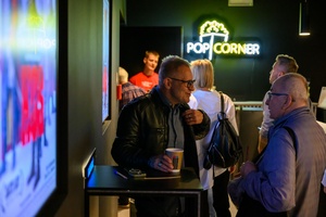 38. TNF - Dzień 3 (2.06.2024) - Festiwalowa publiczność w oczekiwaniu na film w holu Marzenia