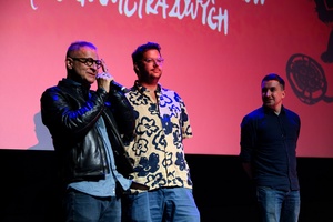 38. TNF - Dzień 3 (2.06.2024) - Na scenie Marzenia przed projekcją filmu "Kos" - twórcy filmu Mikołaj Trzaska, Piotr Sobociński Jr. i  dyr. artystyczny 38. TNF Kuba Armata