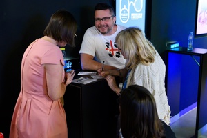 38. TNF - Dzień 3 (2.06.2024) - Widzowie wypełniający kupony plebiscytowe po seansie konkursowym w holu Marzenia