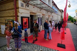 38. TNF - Dzień 3 (2.06.2024) - Widzowie przybywający na projekcję konkursową do Marzenia