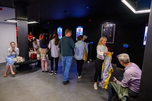 38. TNF - Dzień 3 (2.06.2024) - Festiwalowa publiczność w oczekiwaniu na fil w holu Marzenia