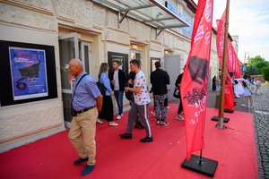 38. TNF - Dzień 3 (2.06.2024) - Widzowie przybywający na projekcję konkursową do Marzenia