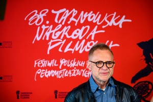 38. TNF - Dzień 3 (2.06.2024) - Mikołaj Trzaska na tle ścianki festiwalowej w holu Marzenia